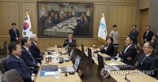 (2nd LD) BOK chief says it is too early to mention rate cut