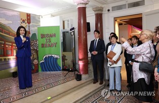 First lady visits exhibition on Busan with reporters in France