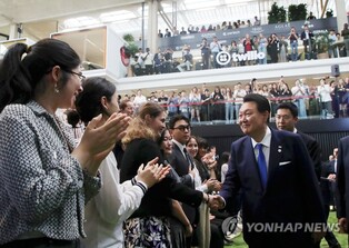 Yoon meets with young people of S. Korea, France to discuss innovation