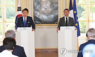 Yoon asks Macron to help ensure EU trade laws do not harm S. Korean businesses