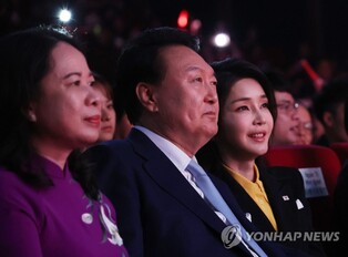 尹, '한·베 문화교류의밤' 참석…3천여명과 K팝·V팝 관람
