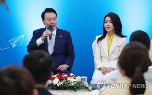 Yoon meets with Korean language students in Hanoi