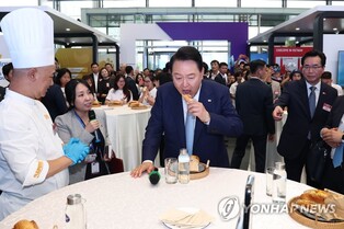 Yoon promotes S. Korean businesses, K-food at Hanoi trade fair