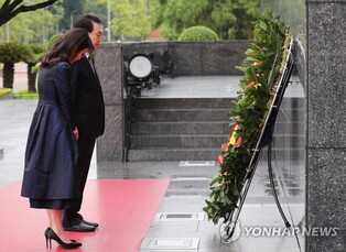 Yoon pays tribute at Ho Chi Minh Mausoleum