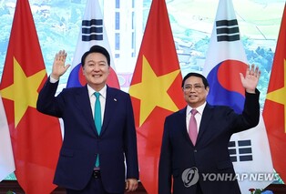 Yoon, Vietnam PM discuss expanding economic cooperation