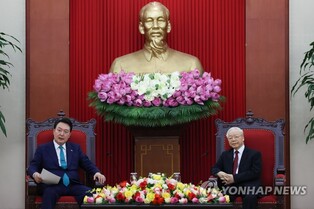 Yoon meets with general secretary of Vietnamese Communist Party