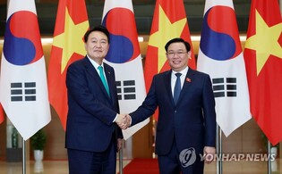 Yoon meets with chairman of Vietnam's National Assembly
