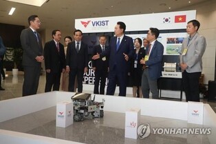 Yoon visits Samsung R&D Center in Hanoi