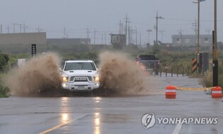 (LEAD) Heavy rain forecast for parts of S. Korea as monsoon season approaches