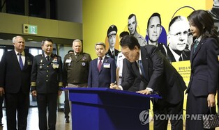 (LEAD) Yoon lauds sacrifice of fallen soldiers on 73rd Korean War anniversary