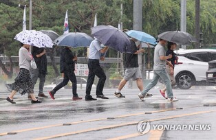 (LEAD) Heavy rains drench S. Korea; 1 person found dead after missing in rain
