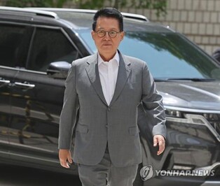 Ex-NIS chief Park Jie-won questioned over alleged illicit hiring charges