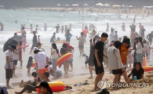 장마전선 물러나자 찾아온 '폭염'…바닷가·계곡마다 수만 인파