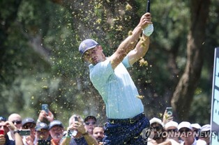 디섐보, LIV 골프 스페인 대회 2라운드 1타 차 단독 선두