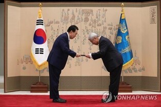 Yoon presents new anti-corruption agency chief with letter of appointment
