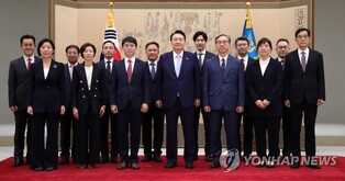 Yoon asks new vice ministers to 'ruthlessly' fight 'cartels with vested interests'