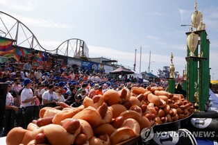 [월드&포토] 벼락·폭우도 못 이긴 미국인의 핫도그 사랑