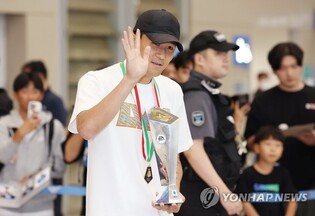 '철기둥' 김민재, 육군훈련소 퇴소…뮌헨 이적 '카운트다운'