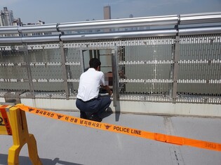 Laid-off worker jumps off Han River bridge during protest, but safely rescued