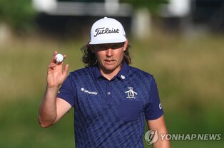 메이저 챔피언 스미스, LIV 골프 영국 대회 첫날 단독 선두
