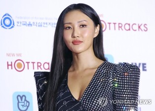 마마무 화사, 공연음란 혐의 고발당해