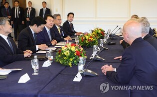 Yoon meets with U.S. congressional delegation in Vilnius