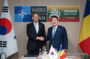 Yoon, Romanian president discuss cooperation, N. Korea, Ukraine