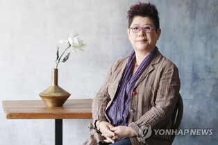 53년차 가수 양희은의 알싸한 위로…에세이 '그럴 수 있어'
