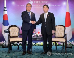(2nd LD) Top diplomats of S. Korea, Japan meet in Jakarta to discuss Fukushima, N.K. provocations