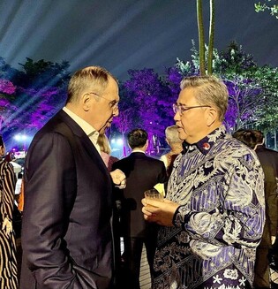 S. Korean FM meets with Russian counterpart at ASEAN reception in Jakarta