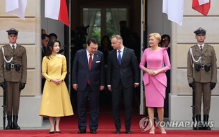 Yoon confers S. Korea's top order on Polish president