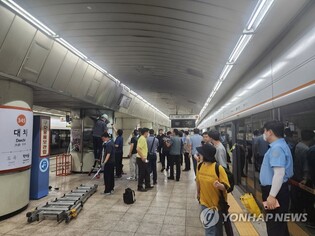 (LEAD) Fire breaks out at Seoul subway station