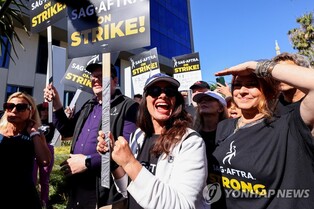 할리우드 배우조합 파업 "탐욕과의 싸움"…스타들도 동참