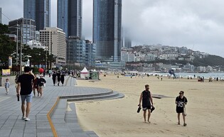 부산은 장맛비 소강상태…해수욕장 등에 나들이 인파