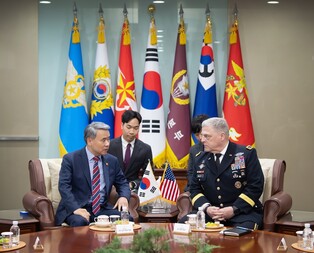 Defense minister meets visiting top U.S. general on regional security, alliance