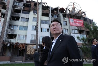 (2nd LD) Yoon makes surprise visit to Ukraine in show of support