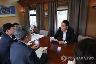 Yoon holds meeting on gov't response to heavy rains
