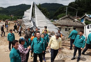 (3rd LD) Yoon orders all-out efforts to deal with aftermath of downpours, including disaster zone designation