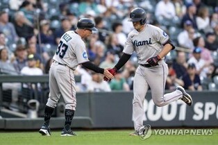 MLB 마이애미 3루 코치, 파울 타구에 맞아 다리 골절