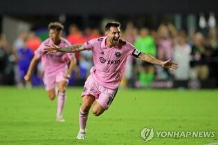 메시, 미국 프로축구 데뷔전서 결승골…후반 추가 시간 득점포