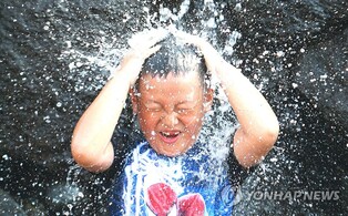 [다시! 제주문화] (64)"폭포수 맞고 검은모래 찜질"…제주 전통 피서법