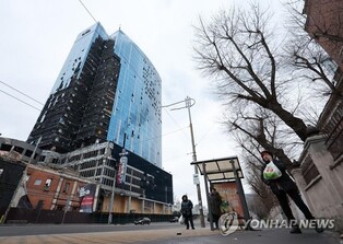 (LEAD) Gov't to allow businesspeople to enter Ukraine for reconstruction projects