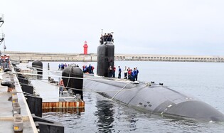 (LEAD) U.S. nuclear-powered sub enters Jeju port for replenishment purpose: Navy