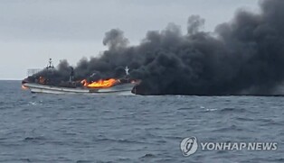 (LEAD) All 12 crewmen safe after fishing boat catches fire off island near Gunsan