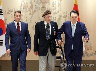 Yoon meets with Luxembourgish veteran of Korean War