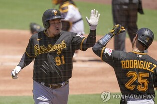 '장타력↑' 최지만 "비결은 모르겠고"…강정호·김하성과 찰칵