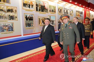 (LEAD) N.K. leader visits arms exhibition with Russian delegation ahead of armistice anniversary