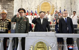 (LEAD) N. Korea showcases drones, ICBMs at military parade on armistice anniv.