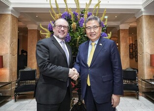 (LEAD) S. Korean, Austrian FMs hold talks on trade, supply chain cooperation