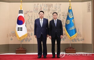 (LEAD) New unification minister receives letter of appointment